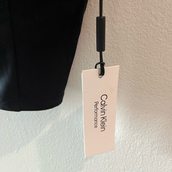 ⭐️ NWT - CALVIN KLEIN PERFORMANCE WOMENS LOW IMPACT CROP TOP - New with tags! - Picture 4 of 10